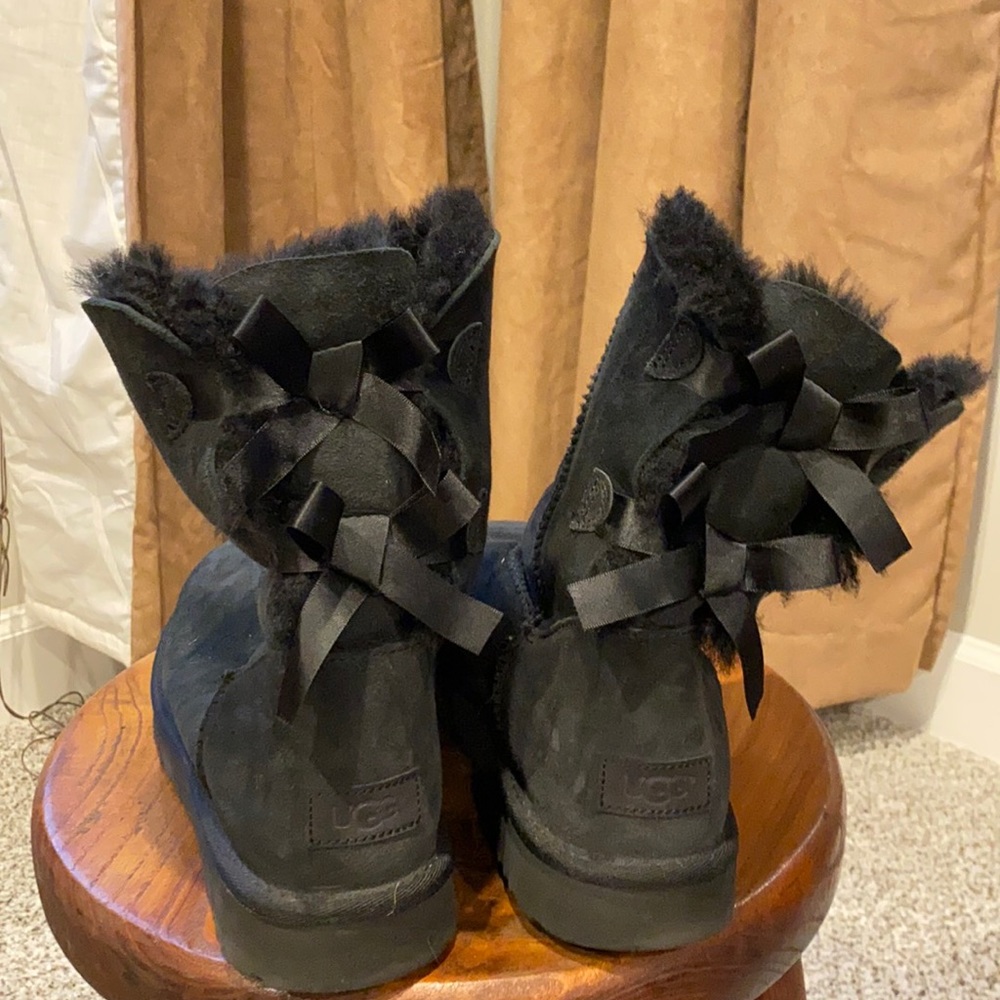 Ugg’s size 10 black boots with 2 ribbon on back